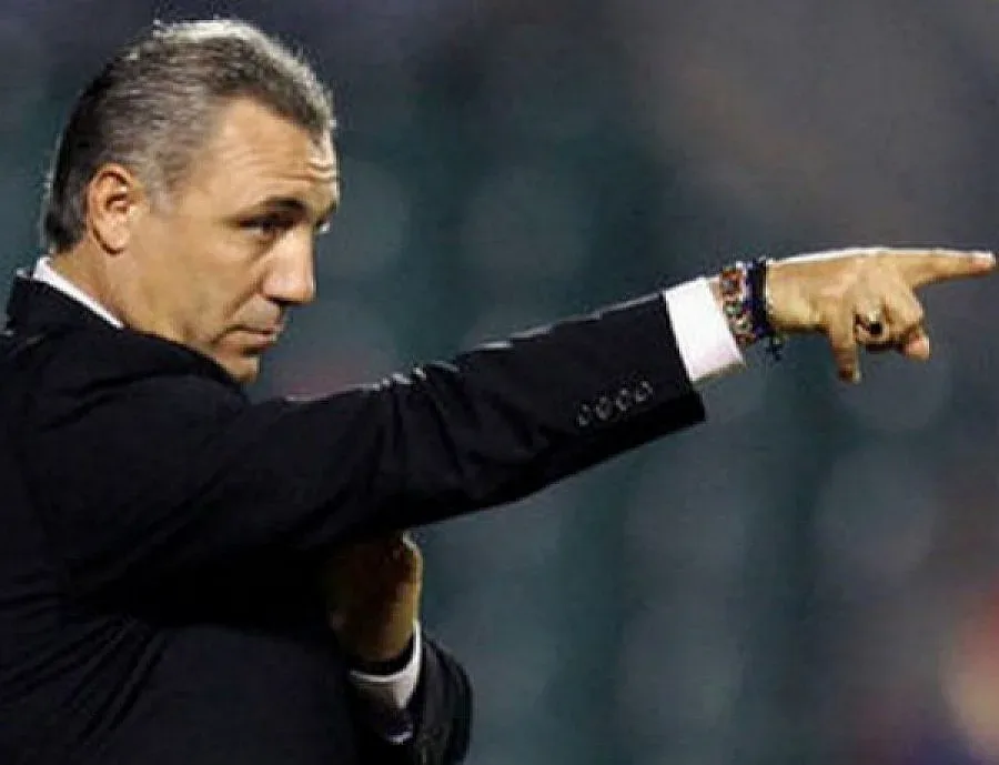 Шейхове спират Марадона за Ицо