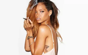 Риана хвърли $15 000 по стриптийзьорки