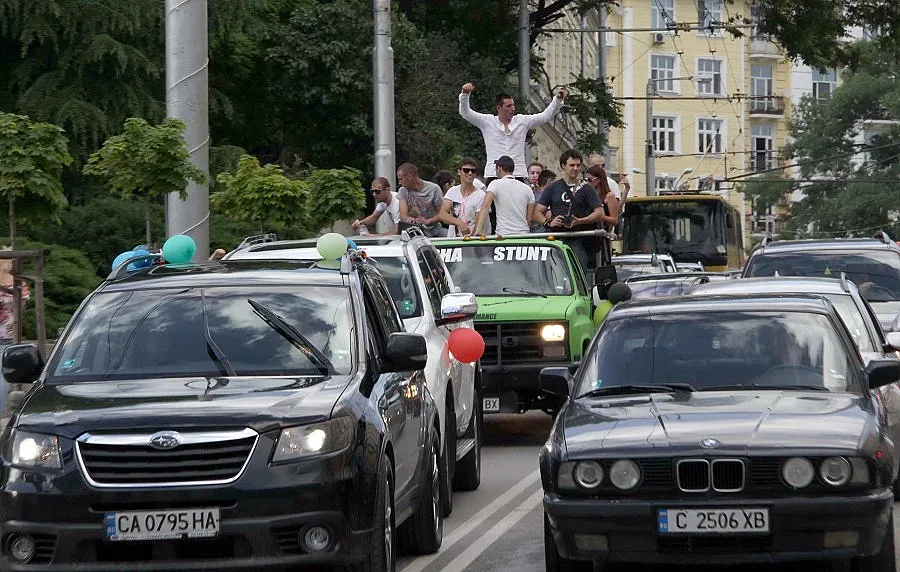 150 лв. глоба за абитуриент,  излязъл от прозорец на кола 