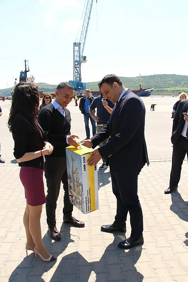 Пуснаха мегакран за 6 млн. на порт Варна