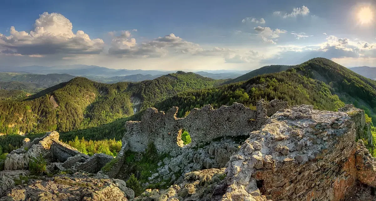 Крепостта, пазителка на Родопите. Цар Симеон я завзема