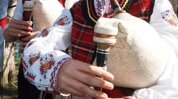 88 каба гайди ще свирят за Камата