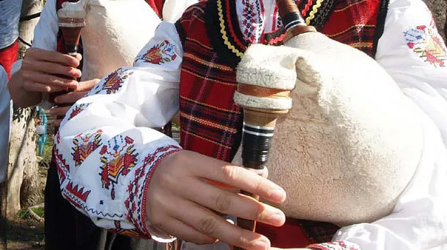 88 каба гайди ще свирят за Камата