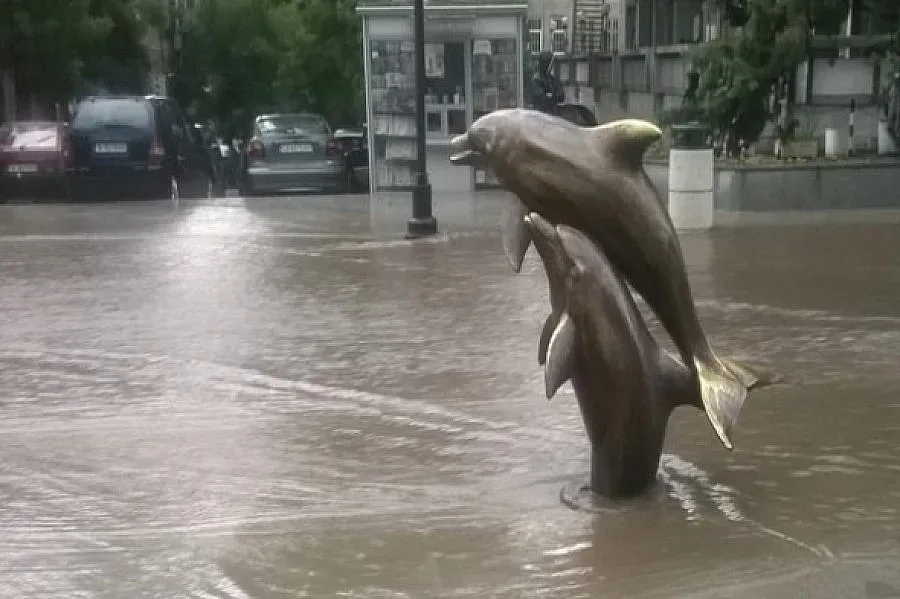 Сълзи и кофи с кал след пороя