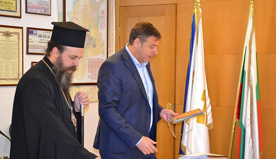 Свещеници благодарят на кмет за светлинно шоу на Великден