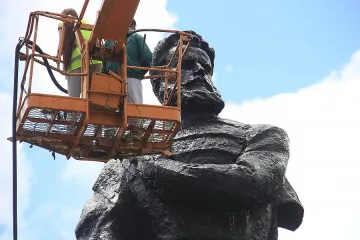 Душ за Ботев преди годишнината