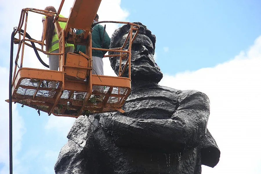 Душ за Ботев преди годишнината