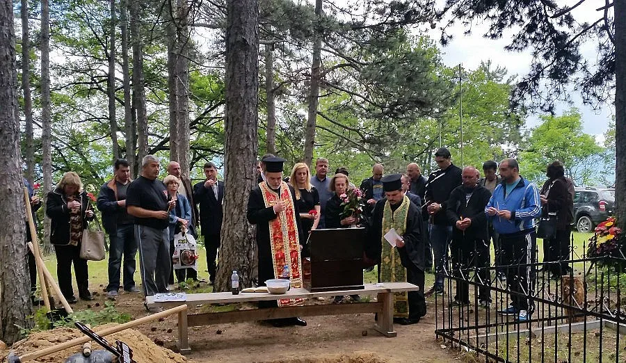 Погребаха урната с праха на Антон Попов