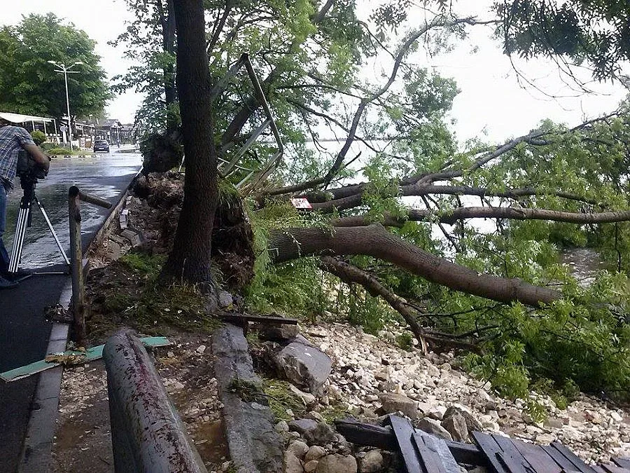 Воден ад и градушки удариха 1/3 от България (ОБЗОР)