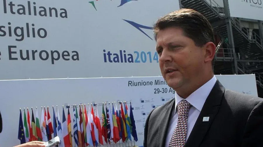 Румънски министър на съд за вот в чужбина