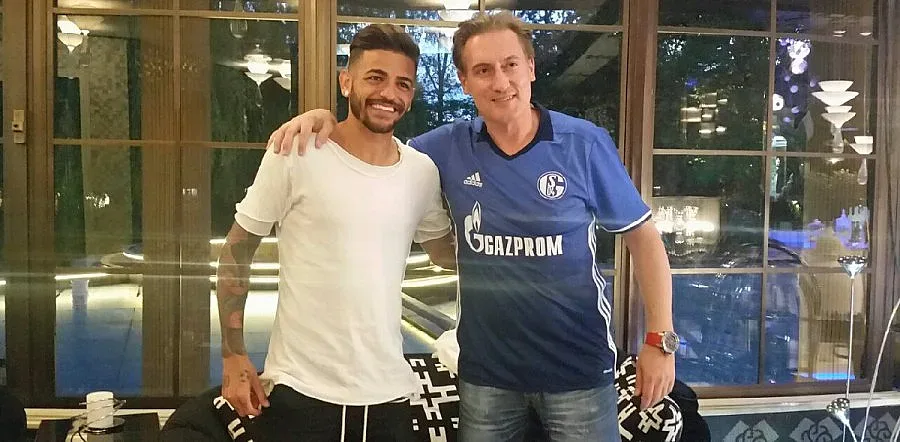 Домусчиев се уреди с фланелка на "Шалке"