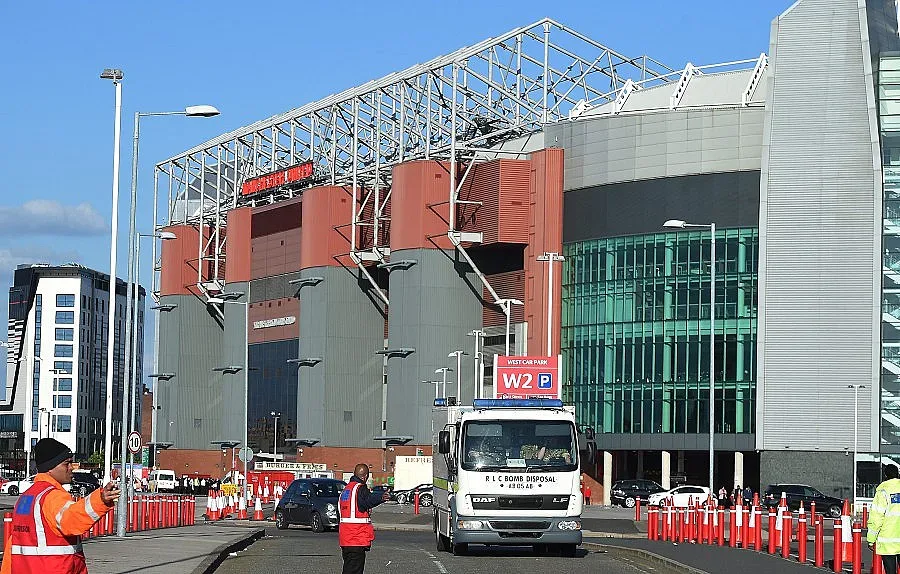 Тренировка на кучета подпалила "Олд Трафорд"