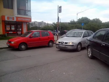 Шофьорка удари кола и избяга