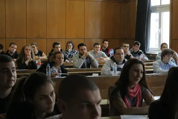Вдигат парите за студентски стипендии