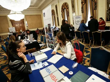 Две трети от българите искат да учат навън