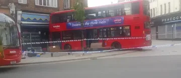 Рейс се вряза в сграда в Лондон