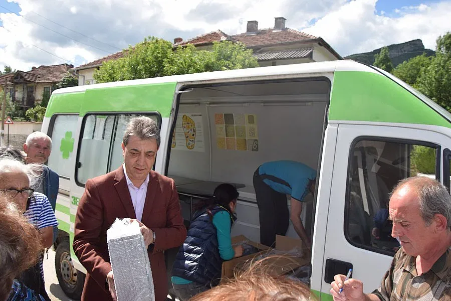 Двама депутати разнасят аптечки из Северозапада