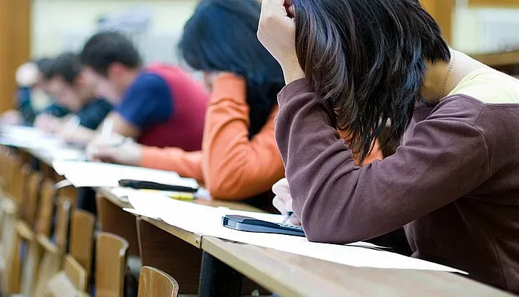 Ученичка съди министерство заради грешка в матурата