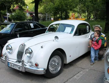 Русе с ретро автомобили и коли на бъдещето