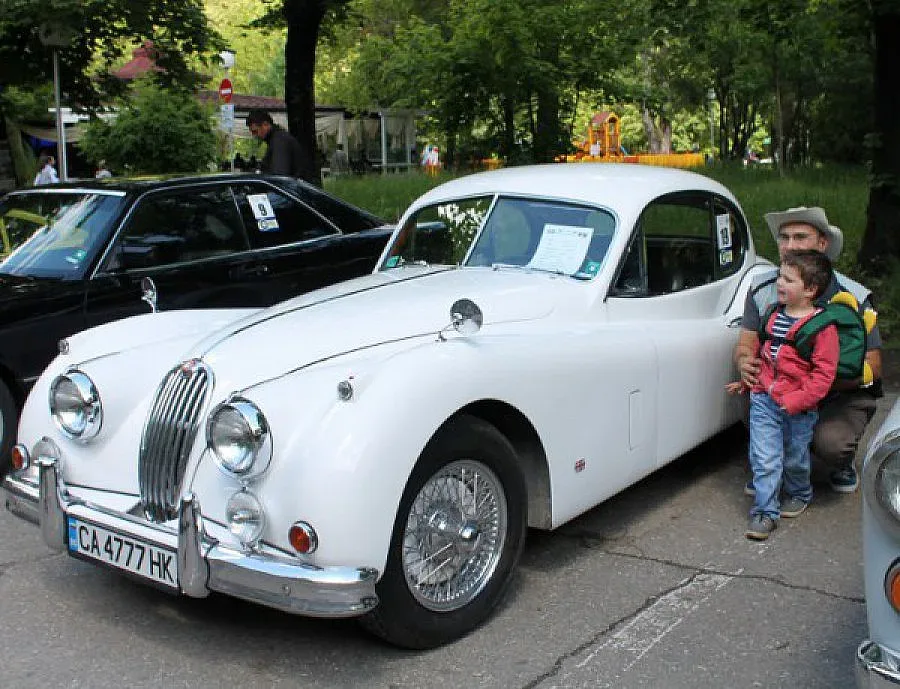 Русе с ретро автомобили и коли на бъдещето