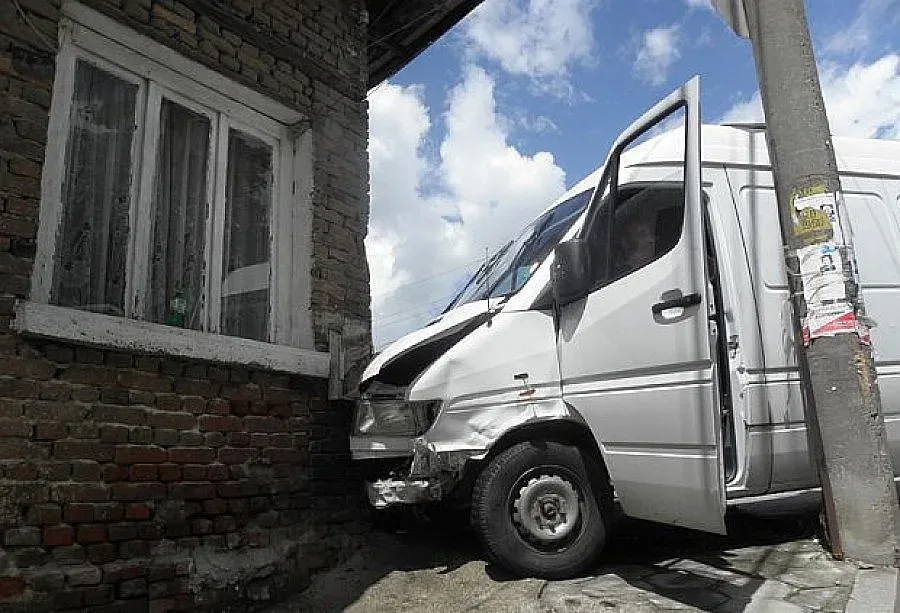 Микробус се заби в къща