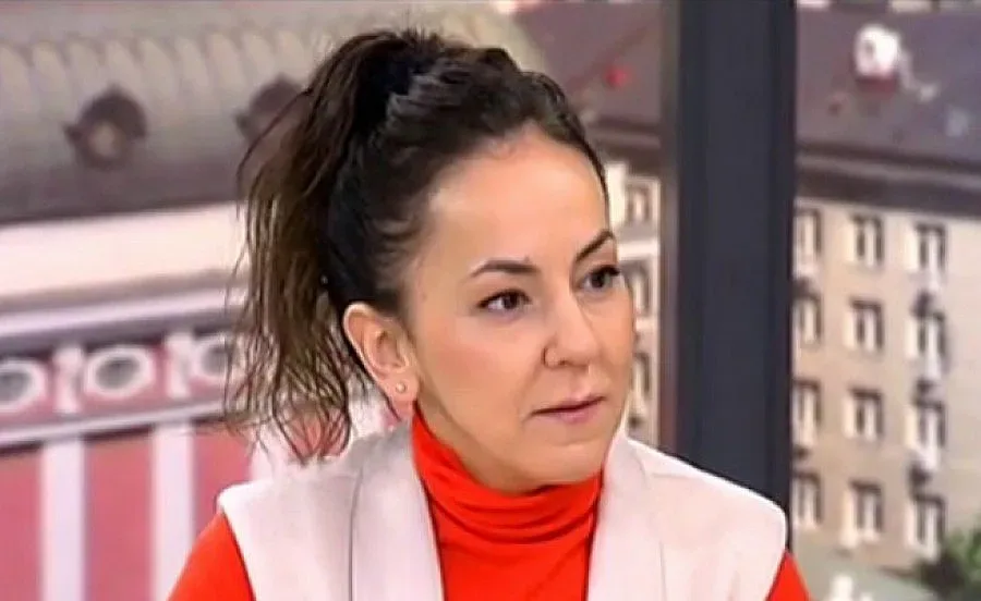 Жена на реда пое СЕМ