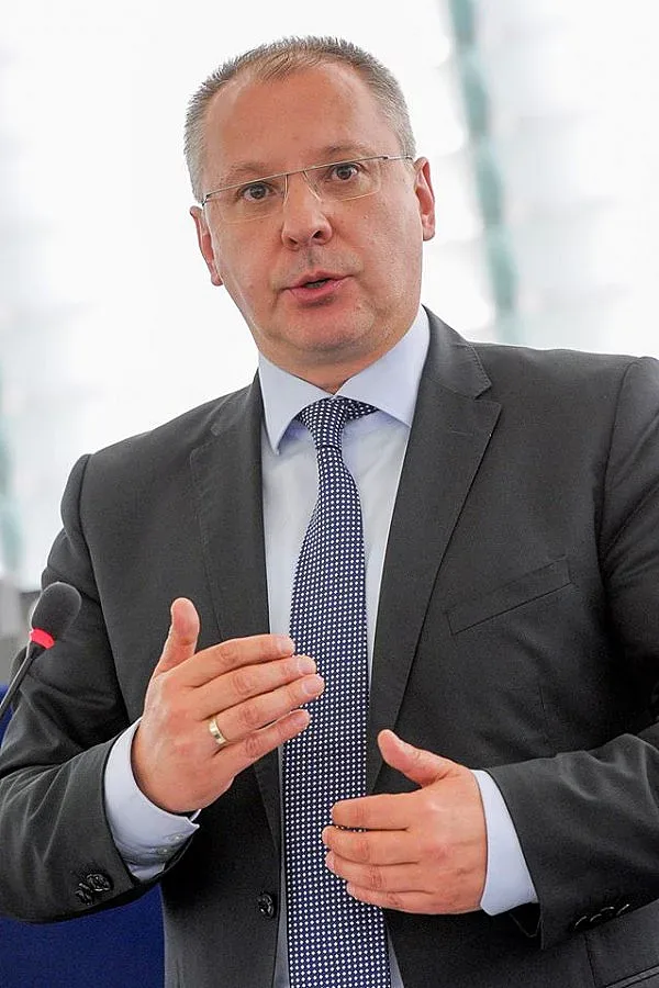 Станишев: Протестите, а не договорки свалиха кабинета "Борисов 1