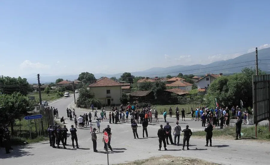 Протест срещу незаконните ромски постройки в Гърмен 