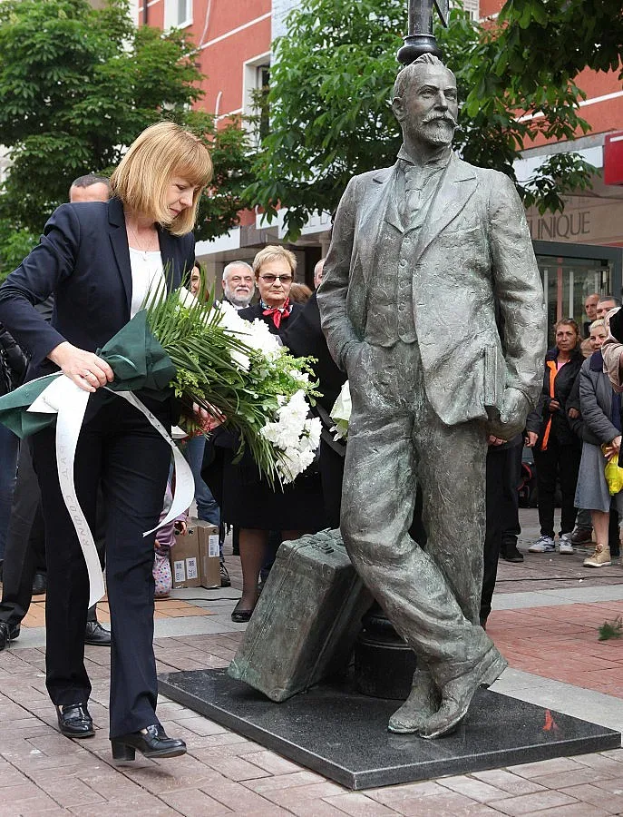 Десетки и оркестър пред паметника на Алеко