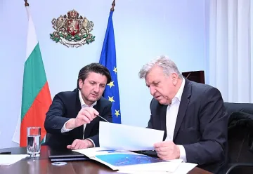 Спешно! Двама министри обсъждат руския нефтен разлив в Черно море
