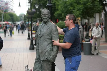 Скулптура на Алеко Константинов в София