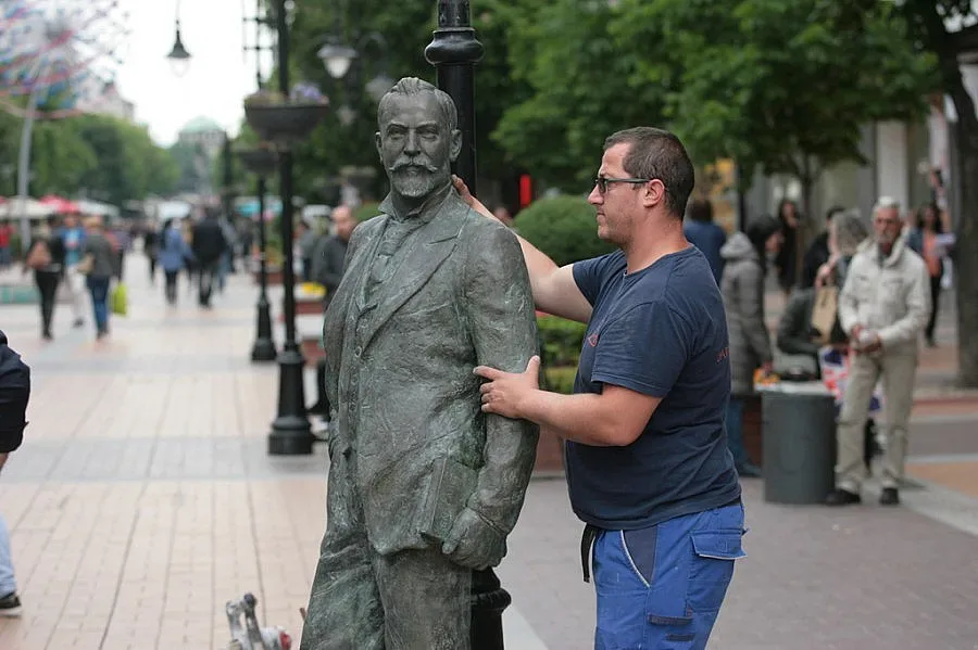 Скулптура на Алеко Константинов в София