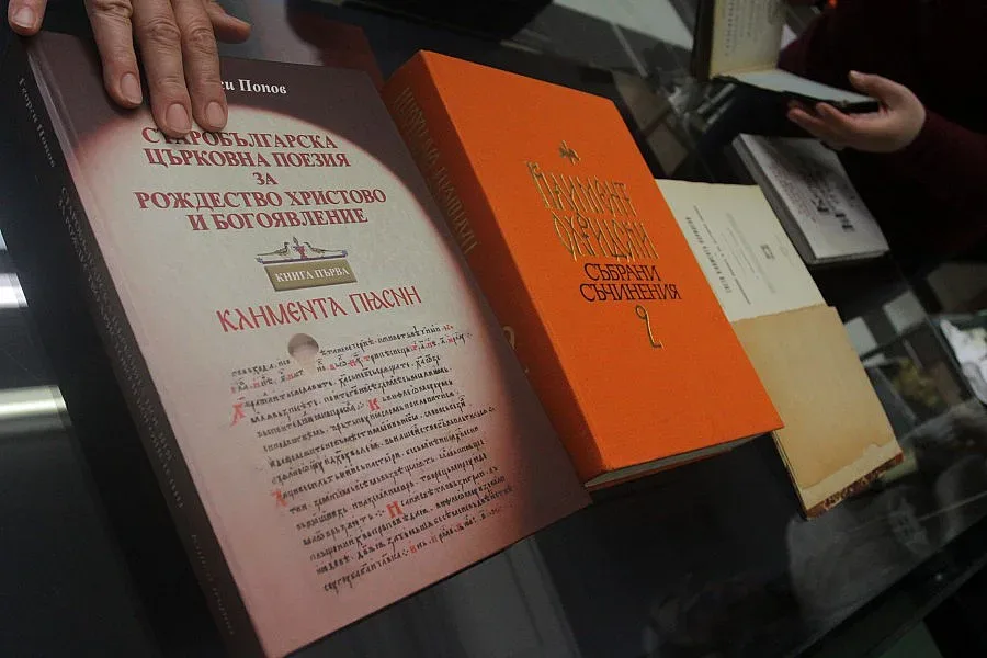 Да осиновиш книга