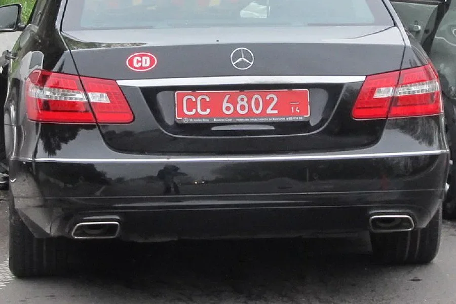 Съдебен спор за отнетите дипломатически номера