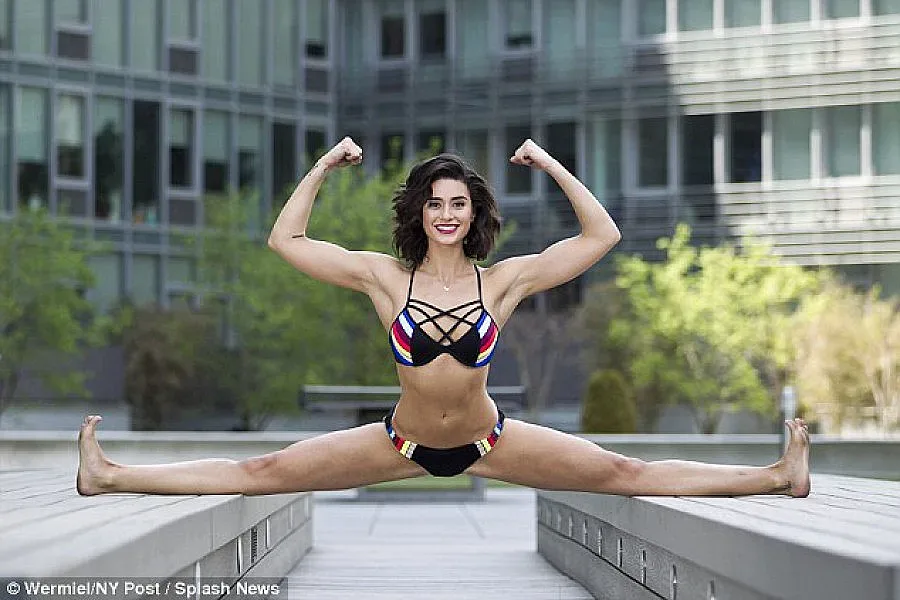 Дъщерята на Ван Дам - корава колкото него