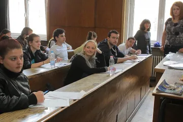 Бивш зам.-министър орязал евростипендиите на студентите