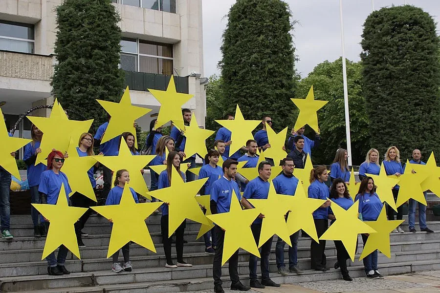Млади гербери отбелязаха с флашмоб  Деня на Европа