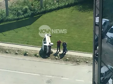 Кола се обърна на булевард в София (СНИМКА)