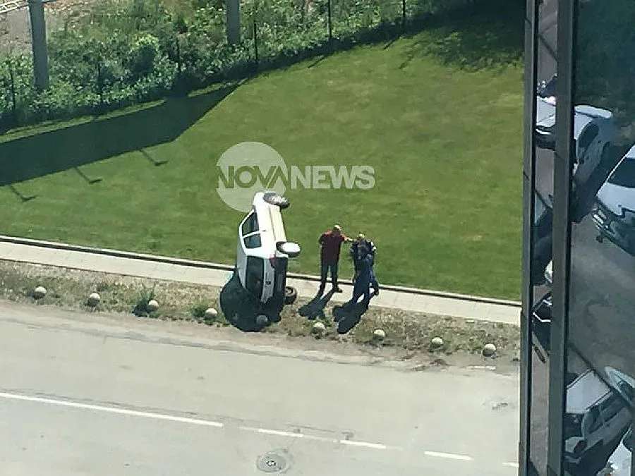 Кола се обърна на булевард в София (СНИМКА)