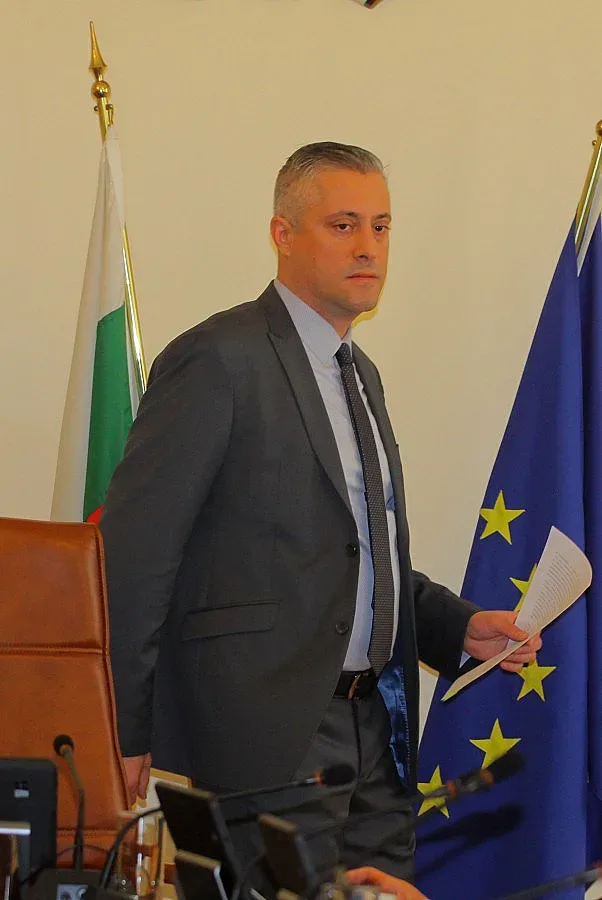 Лукарски слива две агенции