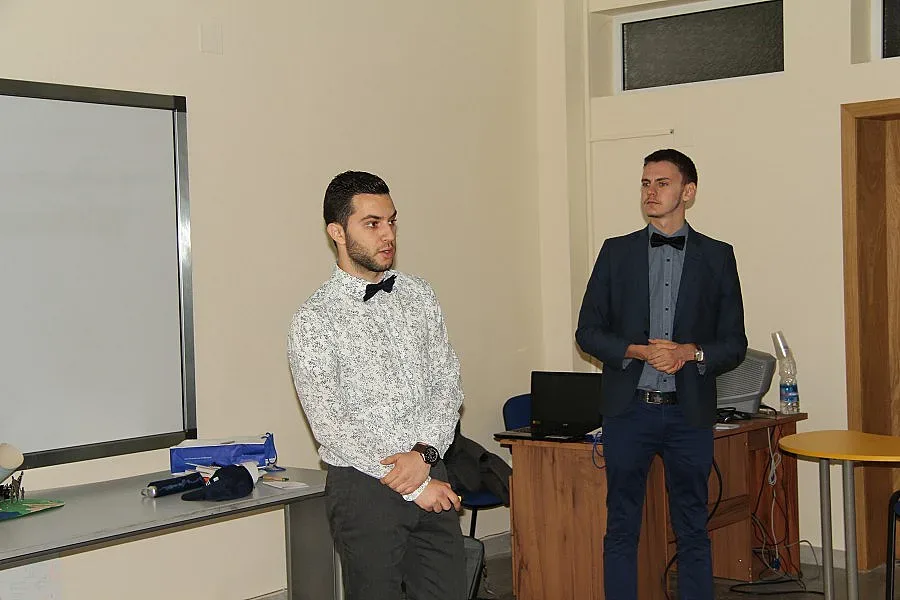 Студенти се връщат в час, разказват за ЕС на ученици