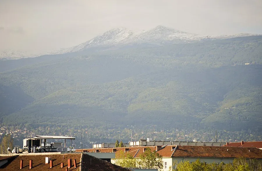 Туристи катерят Родопите заради връх на швед