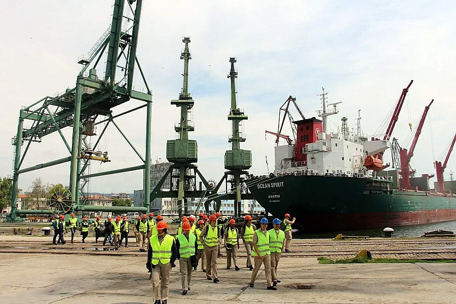 Бъдещи конгресмени посетиха варненското пристанище