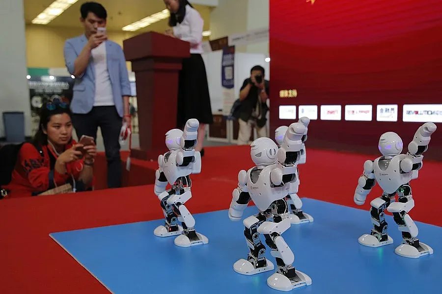 Лукарски с 16 родни компании в Япония