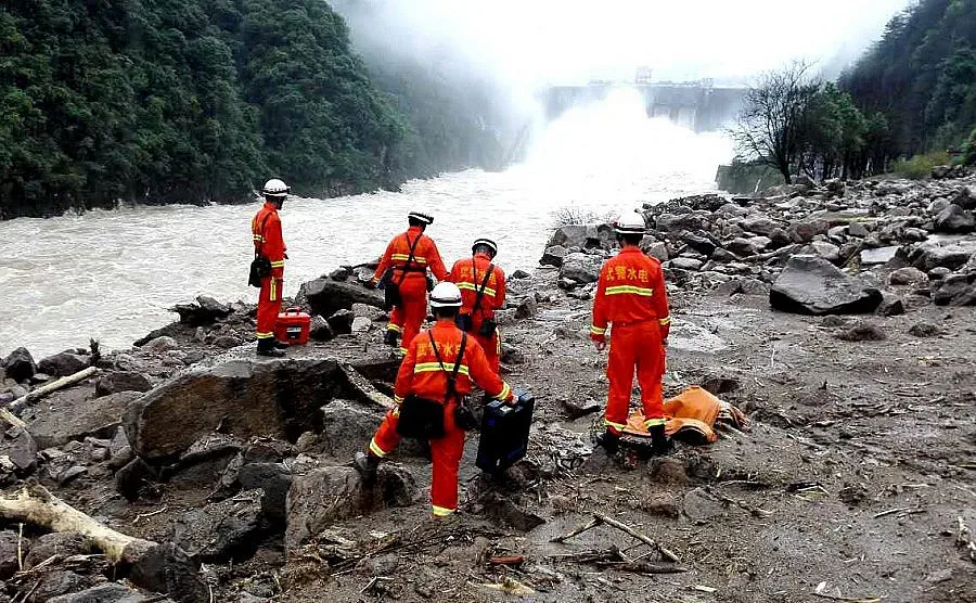 Свлачище затрупа 35 работници в Китай