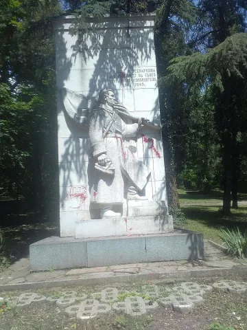 Червена боя по Паметник на съветския воин 