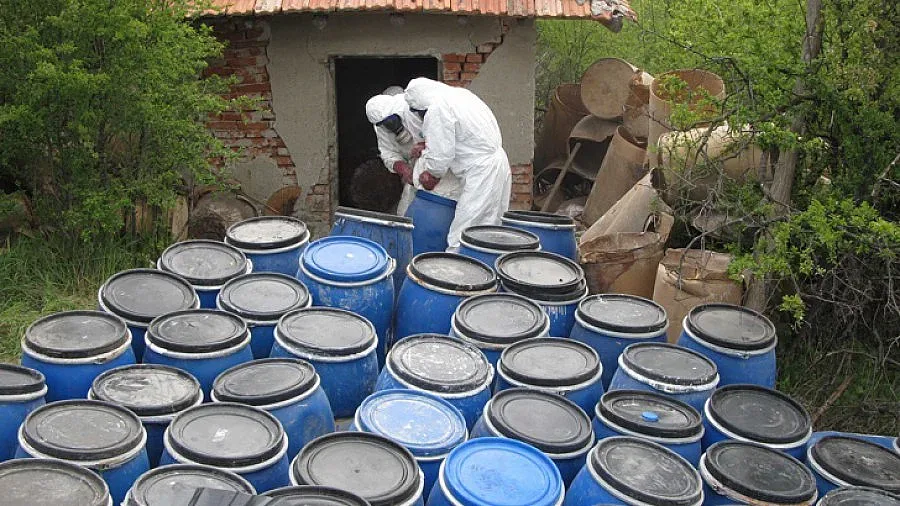 Обезвреждат 4 000 тона негодни пестициди