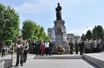 Десетки поднесоха цветя пред „Незнайния войн" 