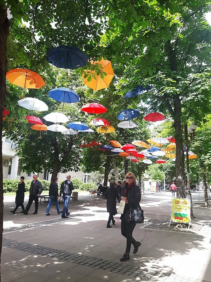 Цветни чадъри украсиха центъра на Благоевград