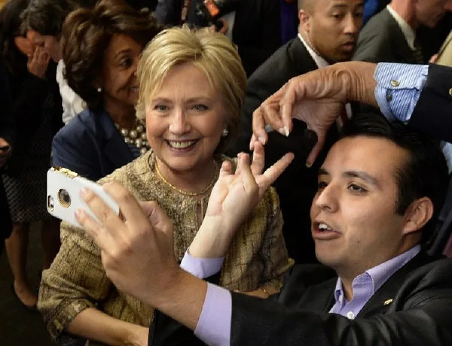 Румънец хакнал пощата на Хилари